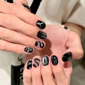 Short snake nail art